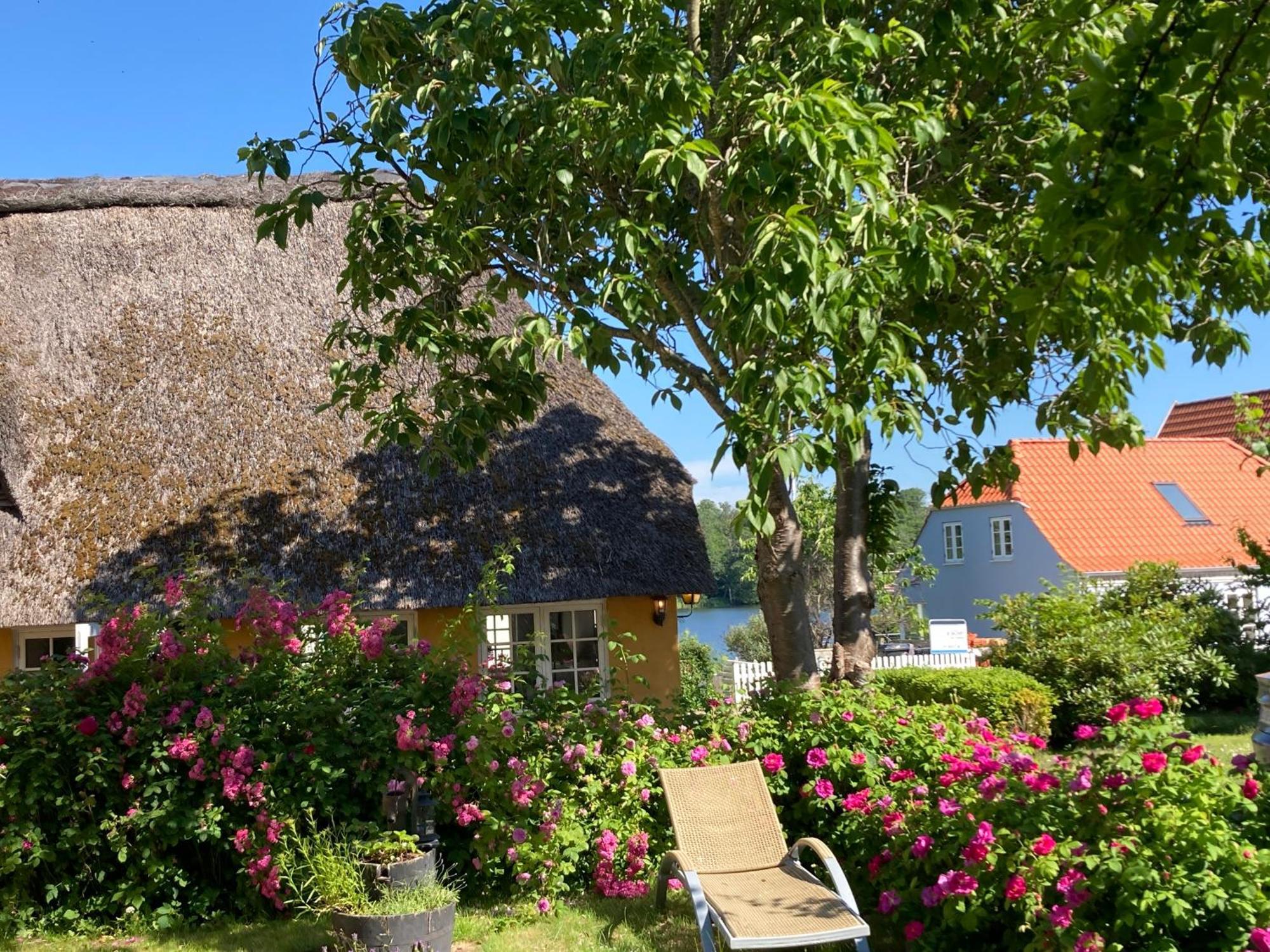 Den Gamle Skomager Hytte Ved Slotssoen Gråsten Exterior photo